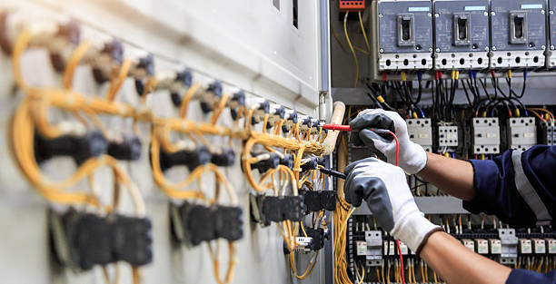 Professional Electrician technician working in Topeka, IN
